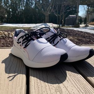 UNDER ARMOUR LIGHTWEIGHT RUNNING SHOE